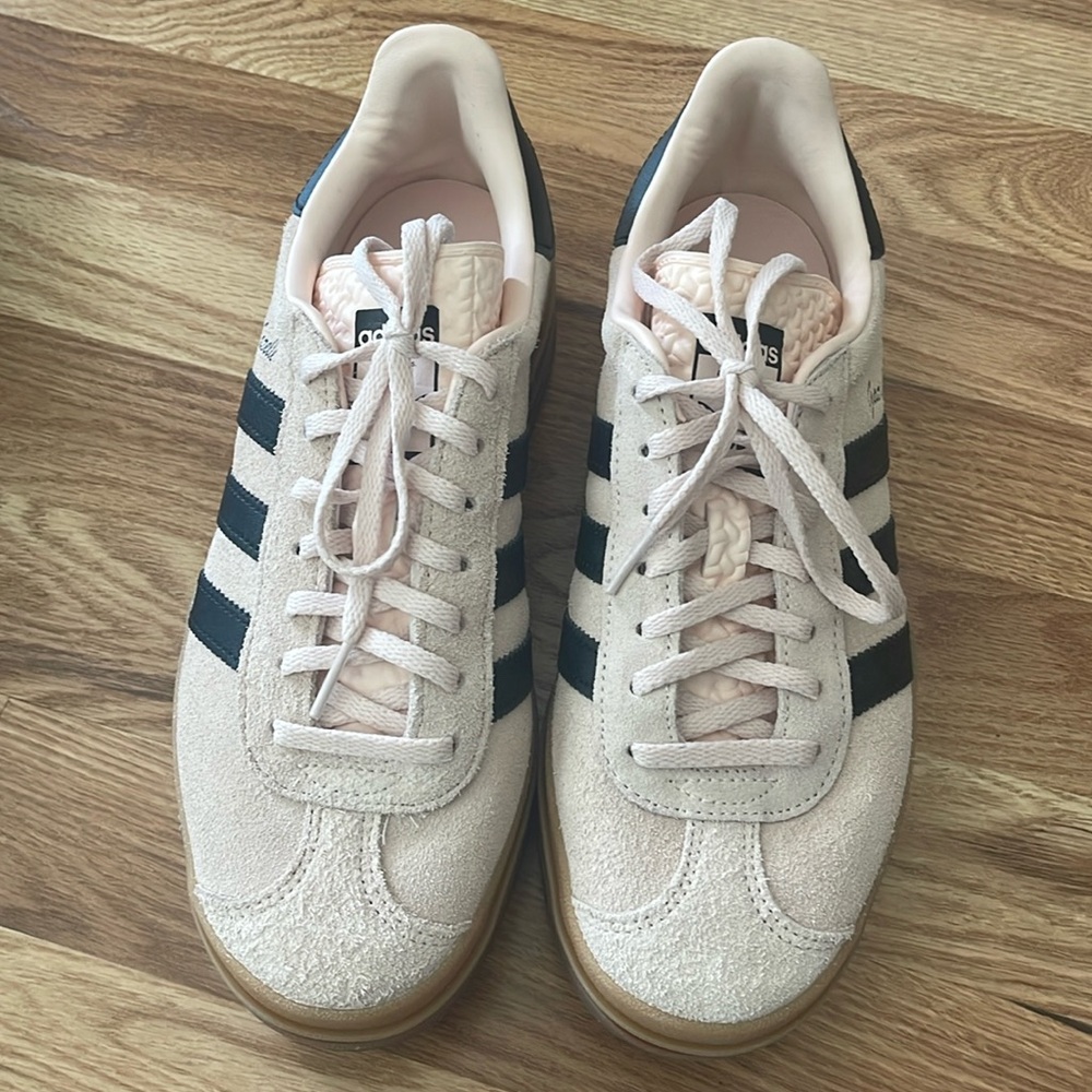 Adidas Gazelle Cream & black shoes Size women’s 8